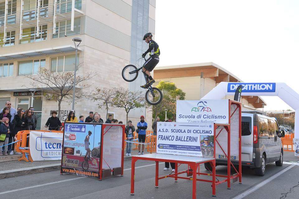 Bari, 13 dicembre 2015 biketrial show trial-time con Marco lacitignola piazza europa