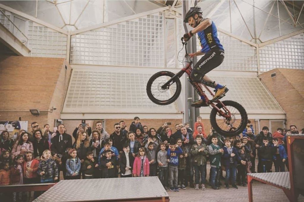 Trial bike con Marco Lacitignola, evoluzioni con la bicicletta alla città della Scienza di Napoli