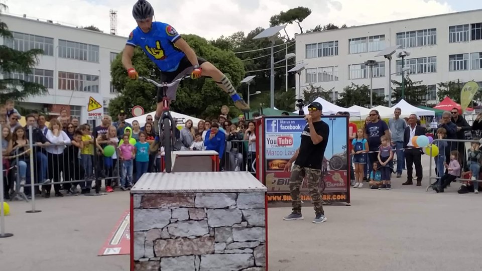 Marco Lacitignola nelle sue evoluzioni di biketrial al Napoli bike festival 2019